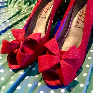 Vintage ‘80s Red Suede Peep Toe Pumps w/ Bow Detail, Modern Size 7